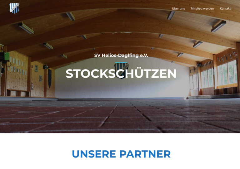 Screenshot der Startseite der Website von SV Helios-Daglfing e.V. Abt. Stocksport mit einer Halle und Stockbahnen im Hintergrund.